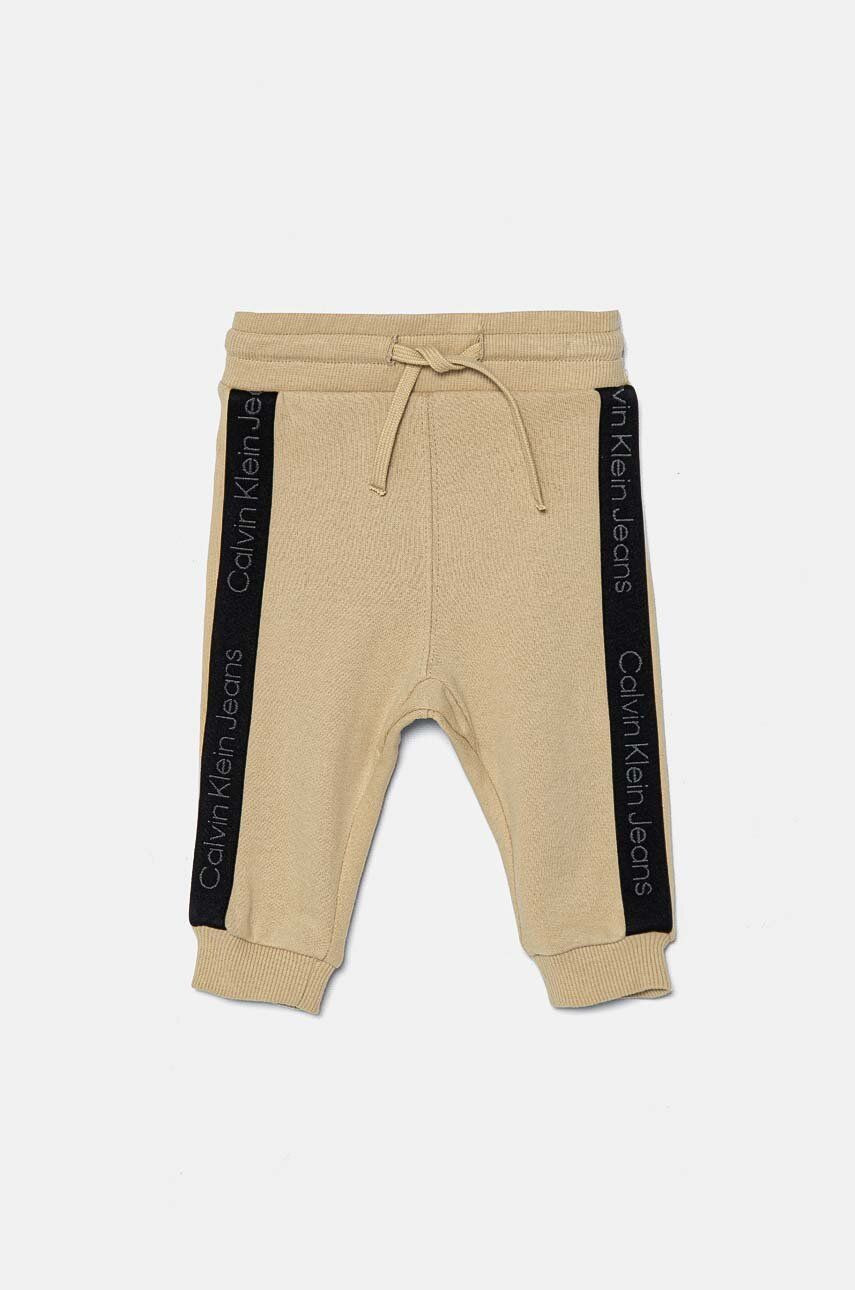 Detské bavlnené tepláky Calvin Klein Jeans béžová farba, s nášivkou, IN0IN00194