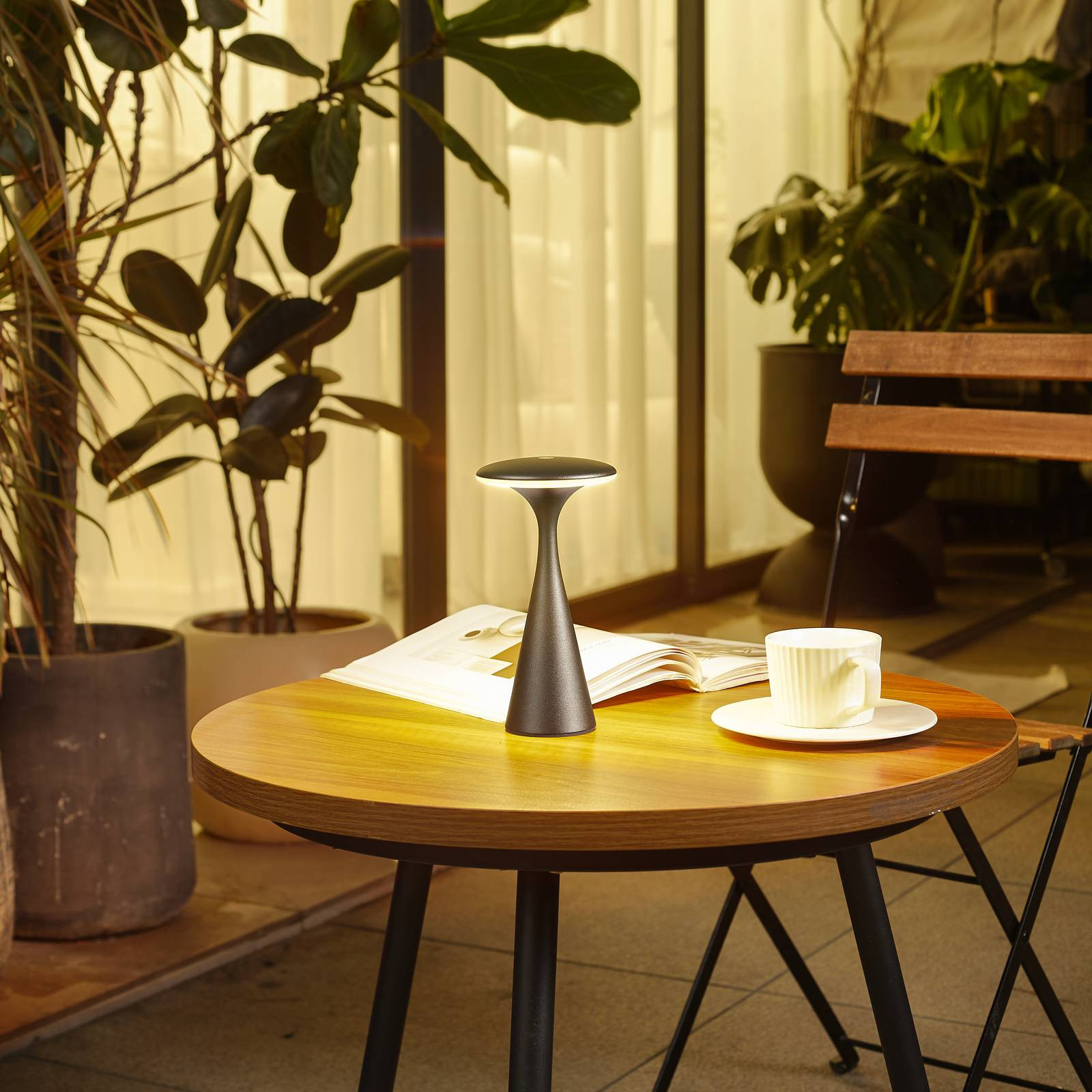 Nabíjacia stolová lampa Lindby LED Evelen, čierna, IP54, CCT