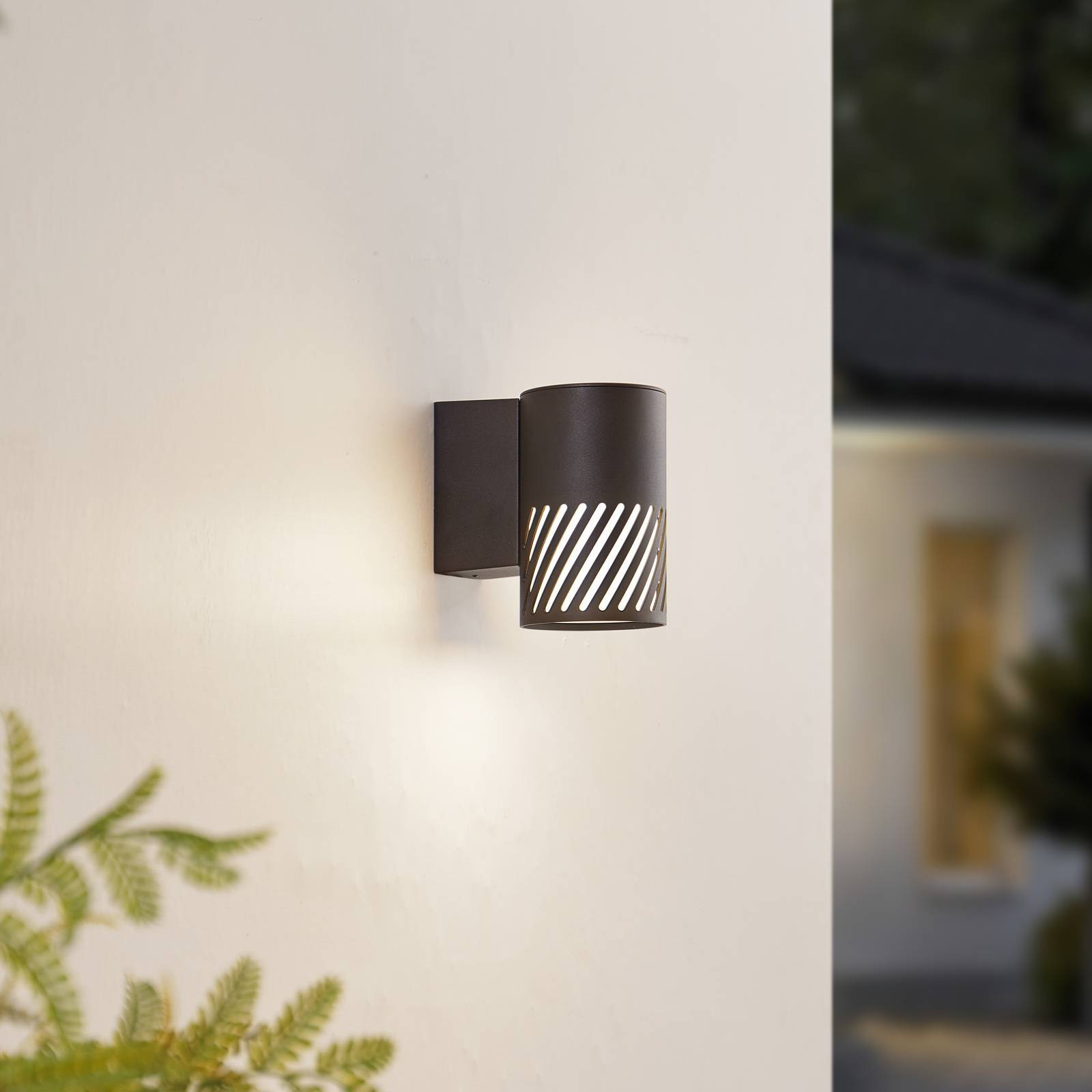 Vonkajšie nástenné svietidlo Lindby Lurinda, čierna farba, hliník, Ø 10,5