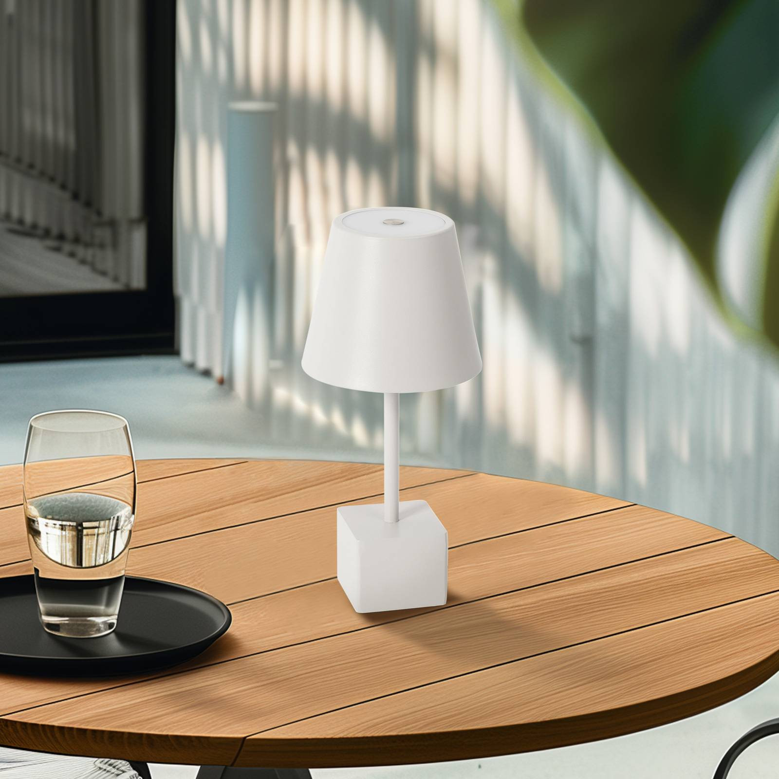 Nabíjacia stolová lampa Lindby LED Janea, biela, kocka