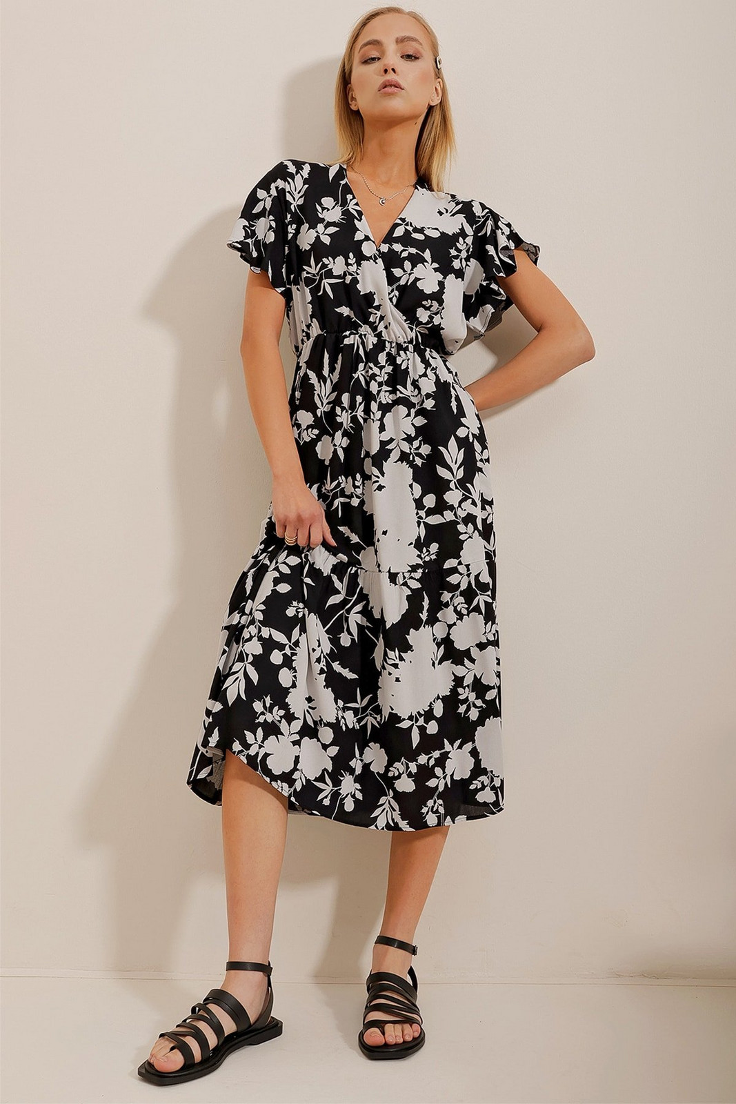 Trend Alaçatı Stili Women's Black and White Double Breasted Collar Skirt With Flounce Viscose Woven Dress