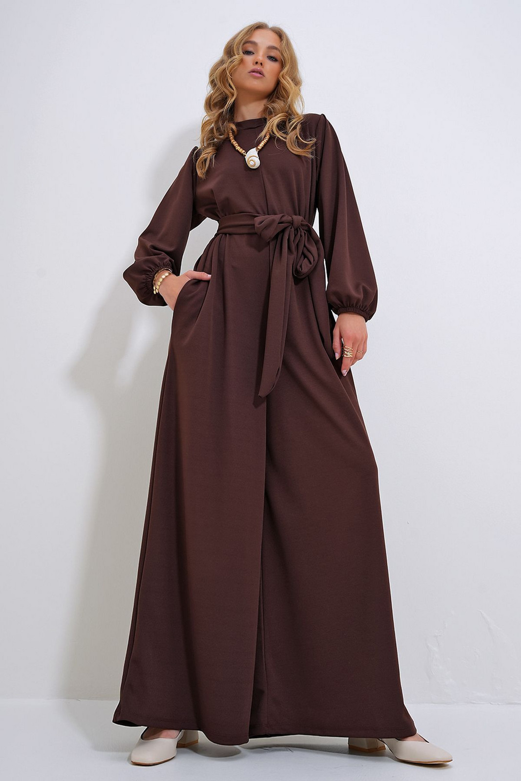 Trend Alaçatı Stili Women's Brown High Collar Back Zipper Princess Sleeve Waist Belted Jumpsuit