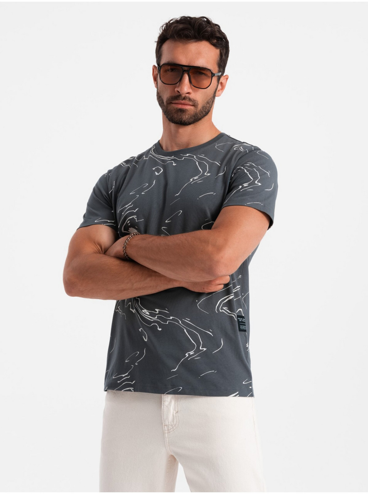 Šedé pánske vzorované tričko Ombre Clothing