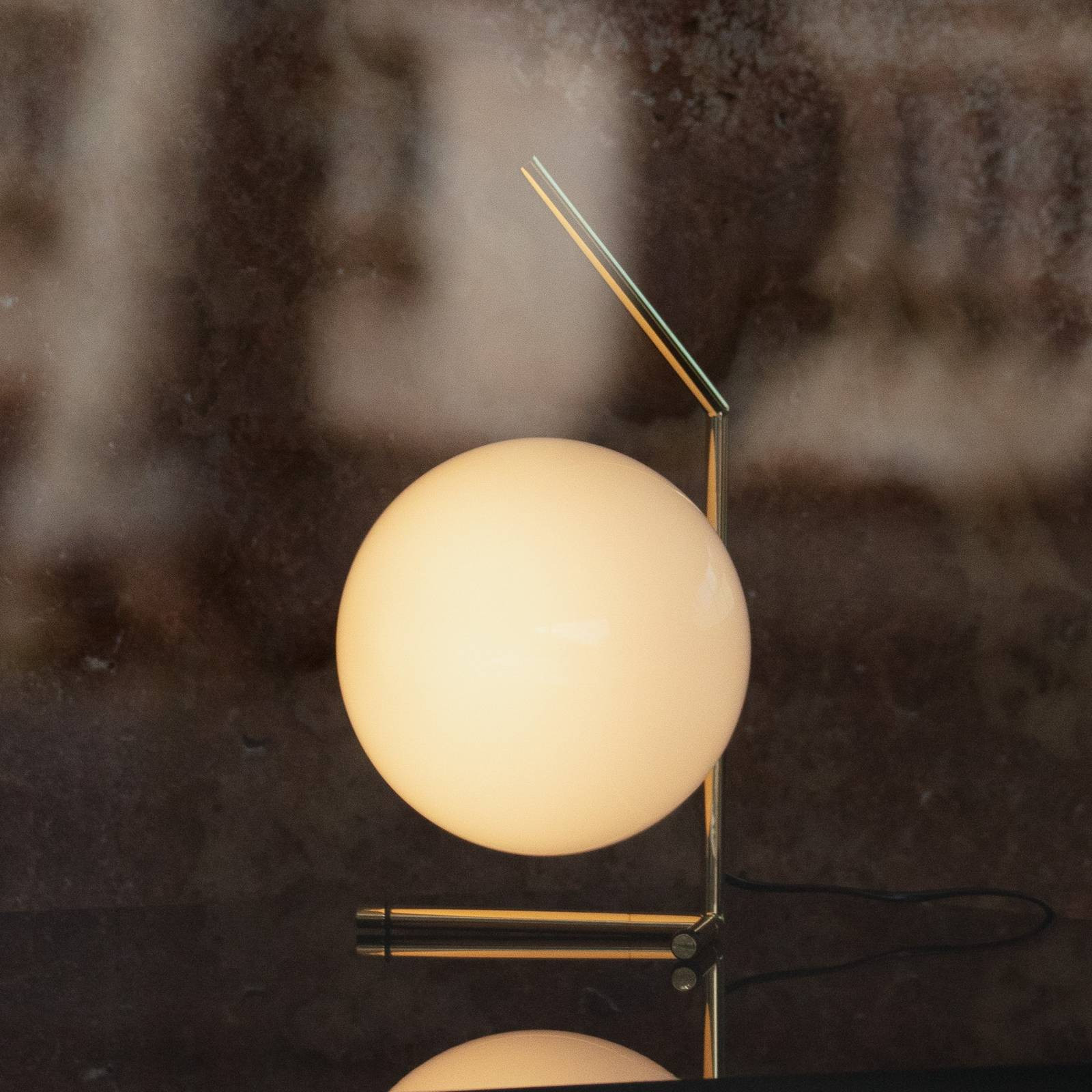 Stolná lampa FLOS IC T1 Low 10th Anniversary, pozlátená, tl.