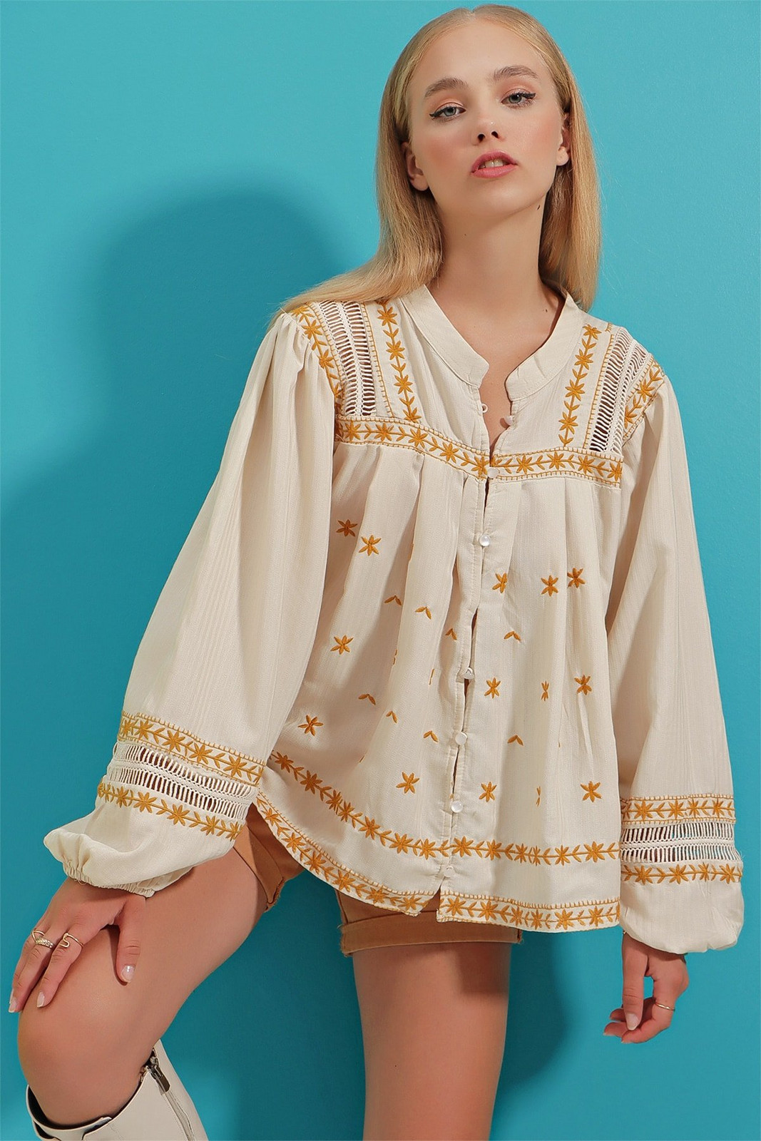 Trend Alaçatı Stili Women's Ecru Collar Floral Embroidered Linen Woven Shirt