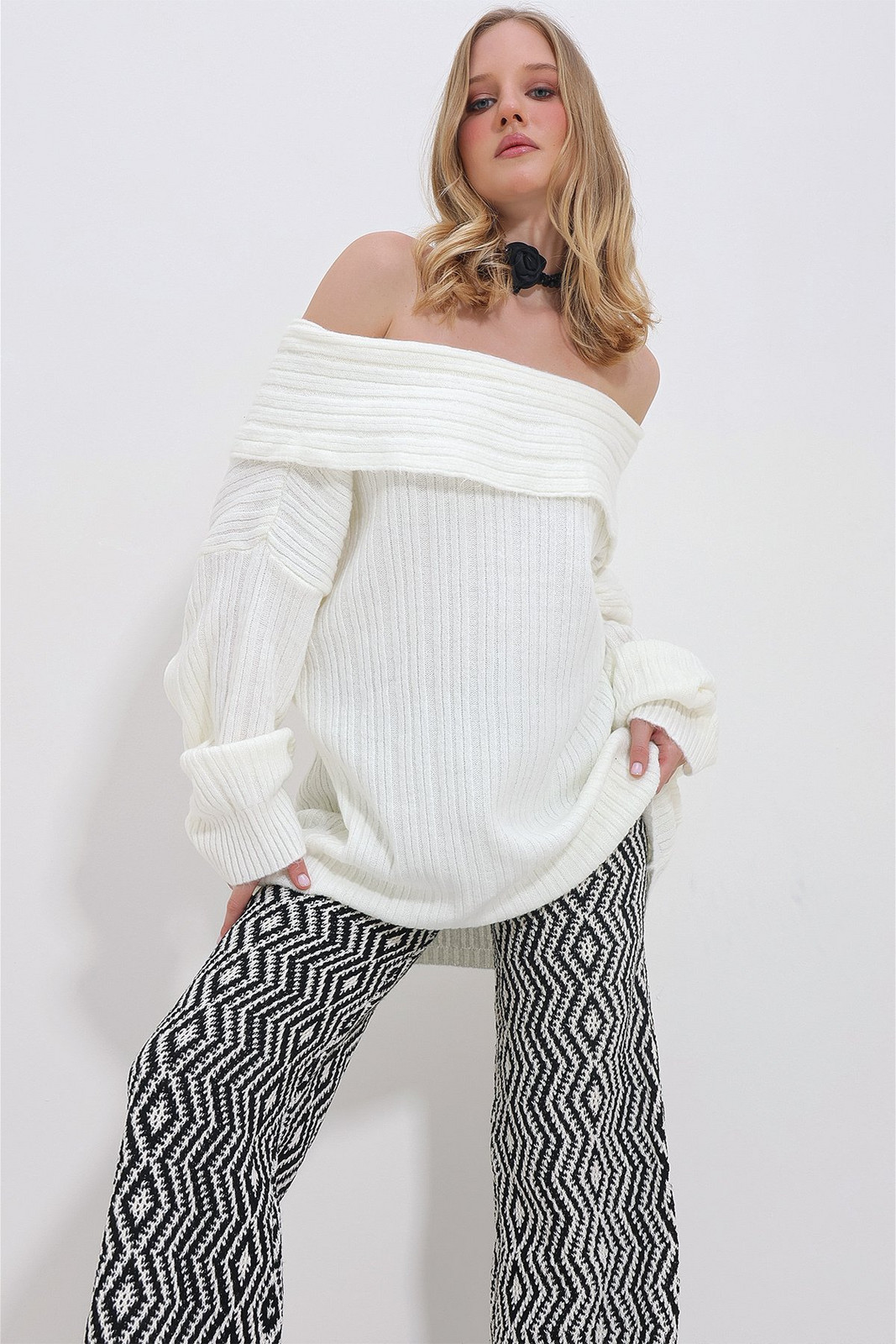 Trend Alaçatı Stili Women's Ecru Madonna Collar Ribbed Oversize Sweater