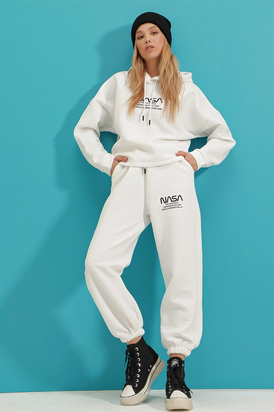 Trend Alaçatı Stili Women's White Hooded, Self-Textured Winter Printed Tracksuit Set