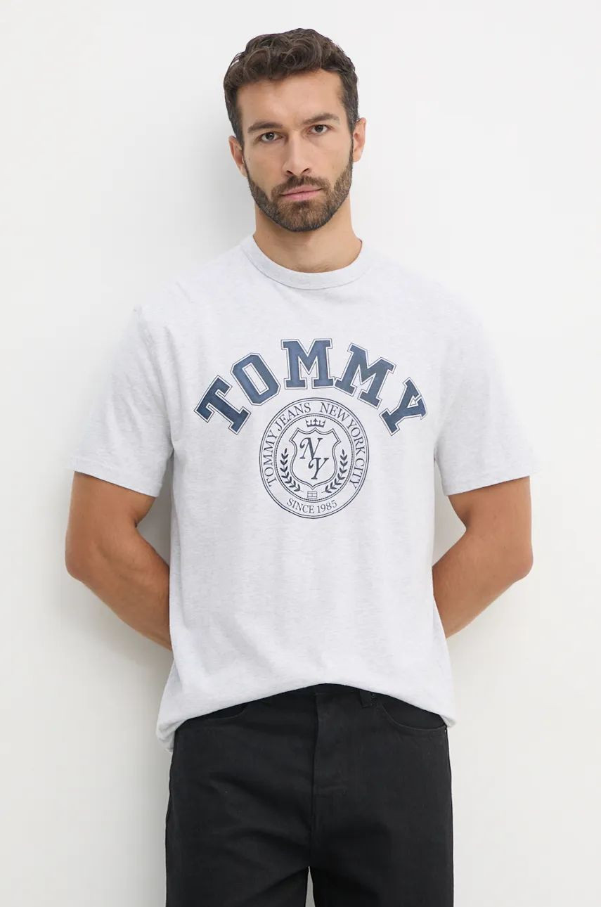 Bavlnené tričko Tommy Jeans pánske, šedá farba, s potlačou, DM0DM18542