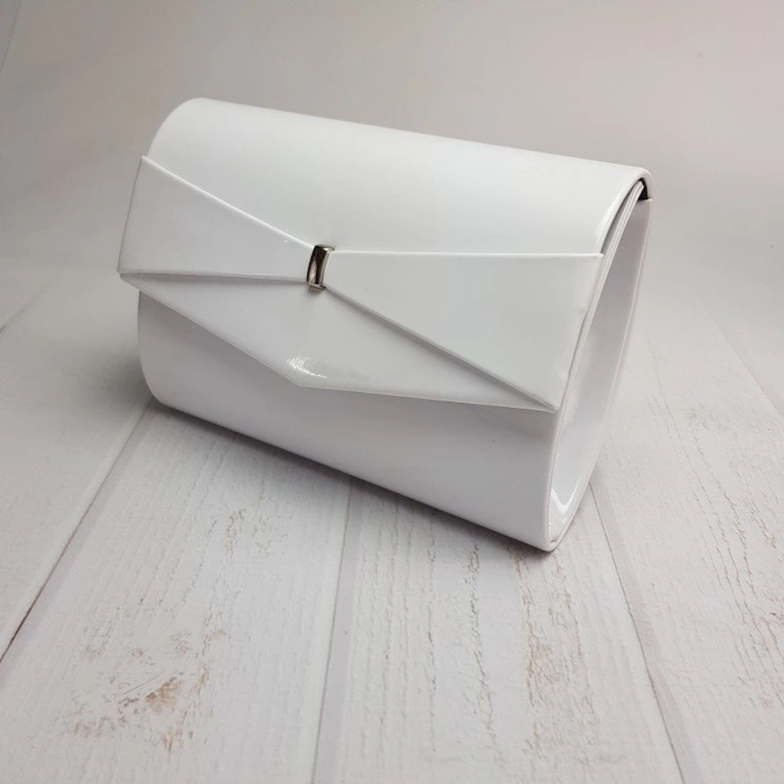 Biela lakovaná kabelka s motýlikom