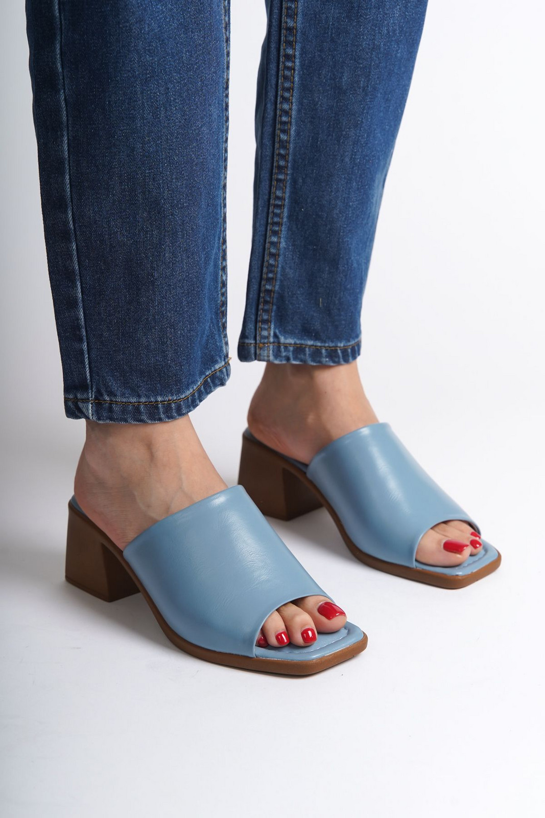 Capone Outfitters Single Strap Blunt Toe Medium Heel Women's Slippers