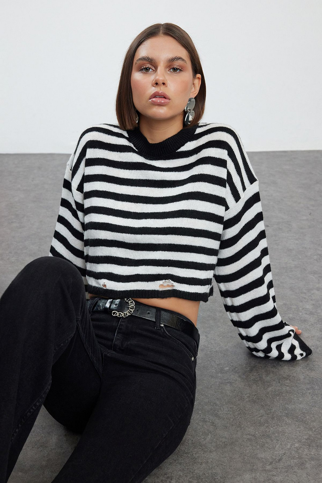Trendyol Black Crew Neck Crop Knit Sweater