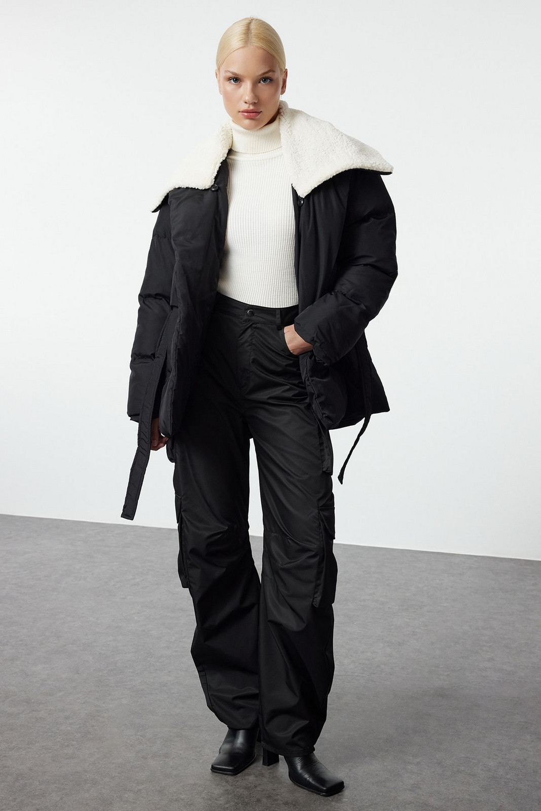 Trendyol Black Oversize Belted Puffer Jacket with Removable Plush Detail