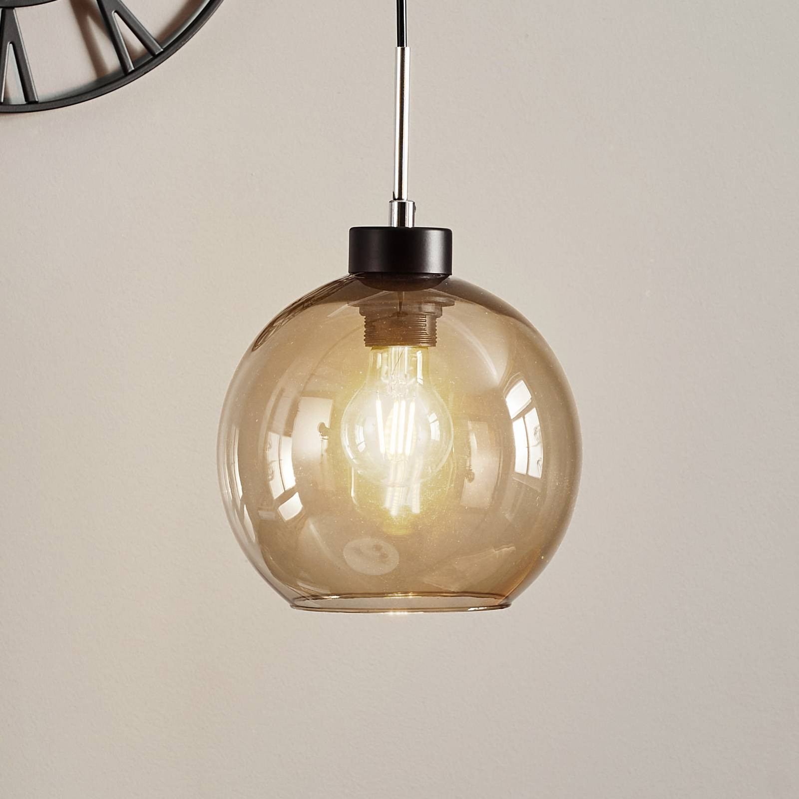 Závesná lampa Gota s tienidlom z dymového skla v guľovitom tvare