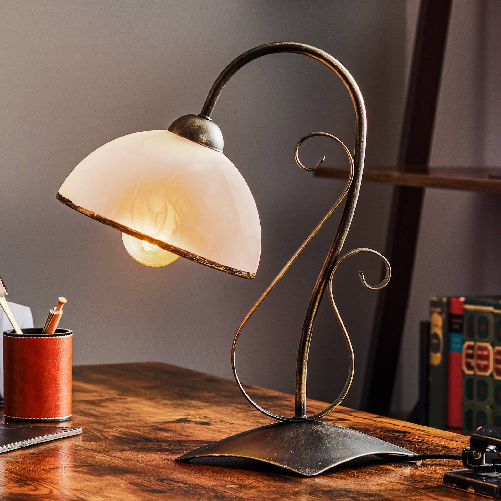 Stolová lampa Antica v štýle vidieckeho domu, s jedným plameňom
