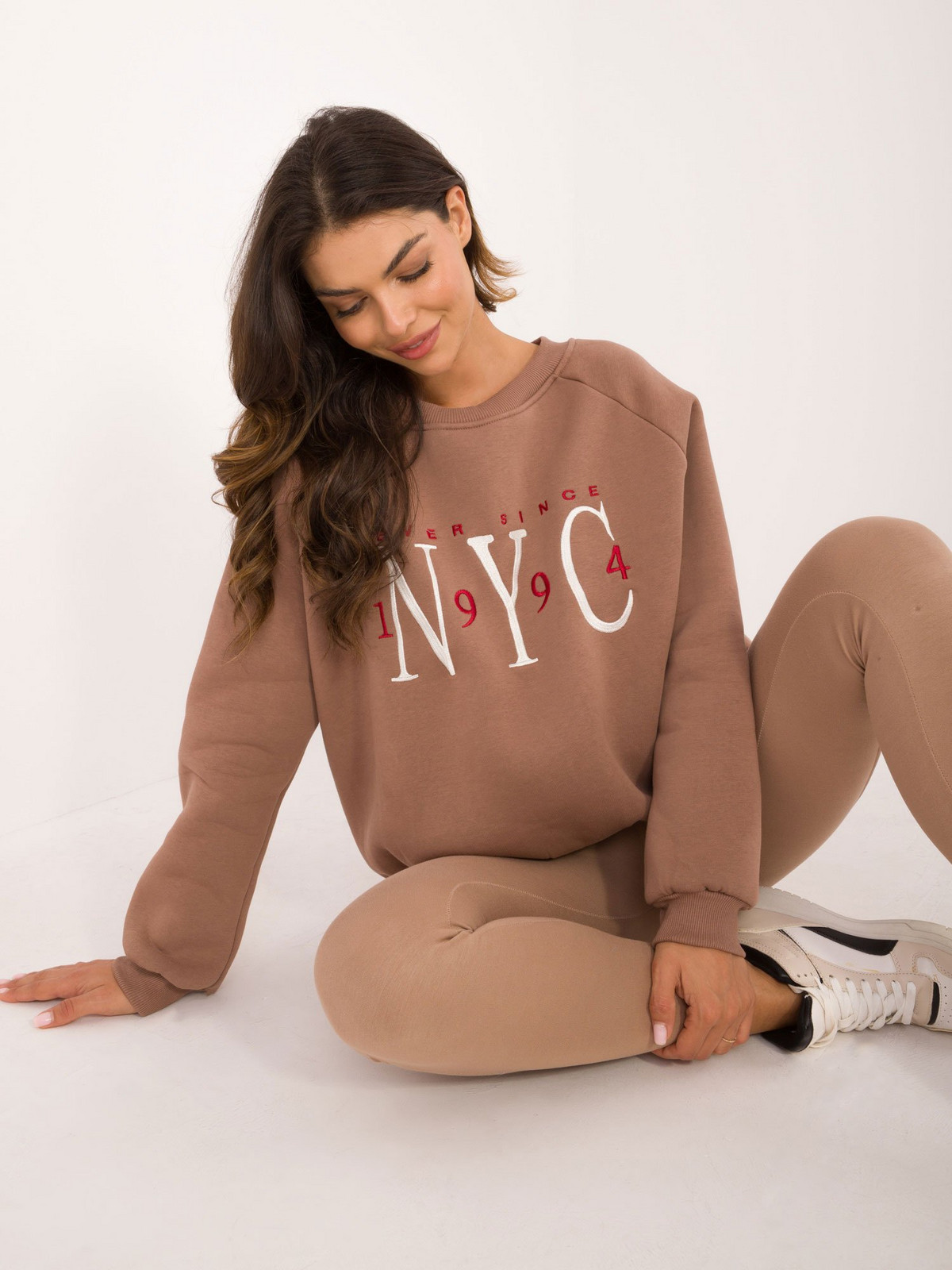 Brown insulated sweatshirt without hood with inscription