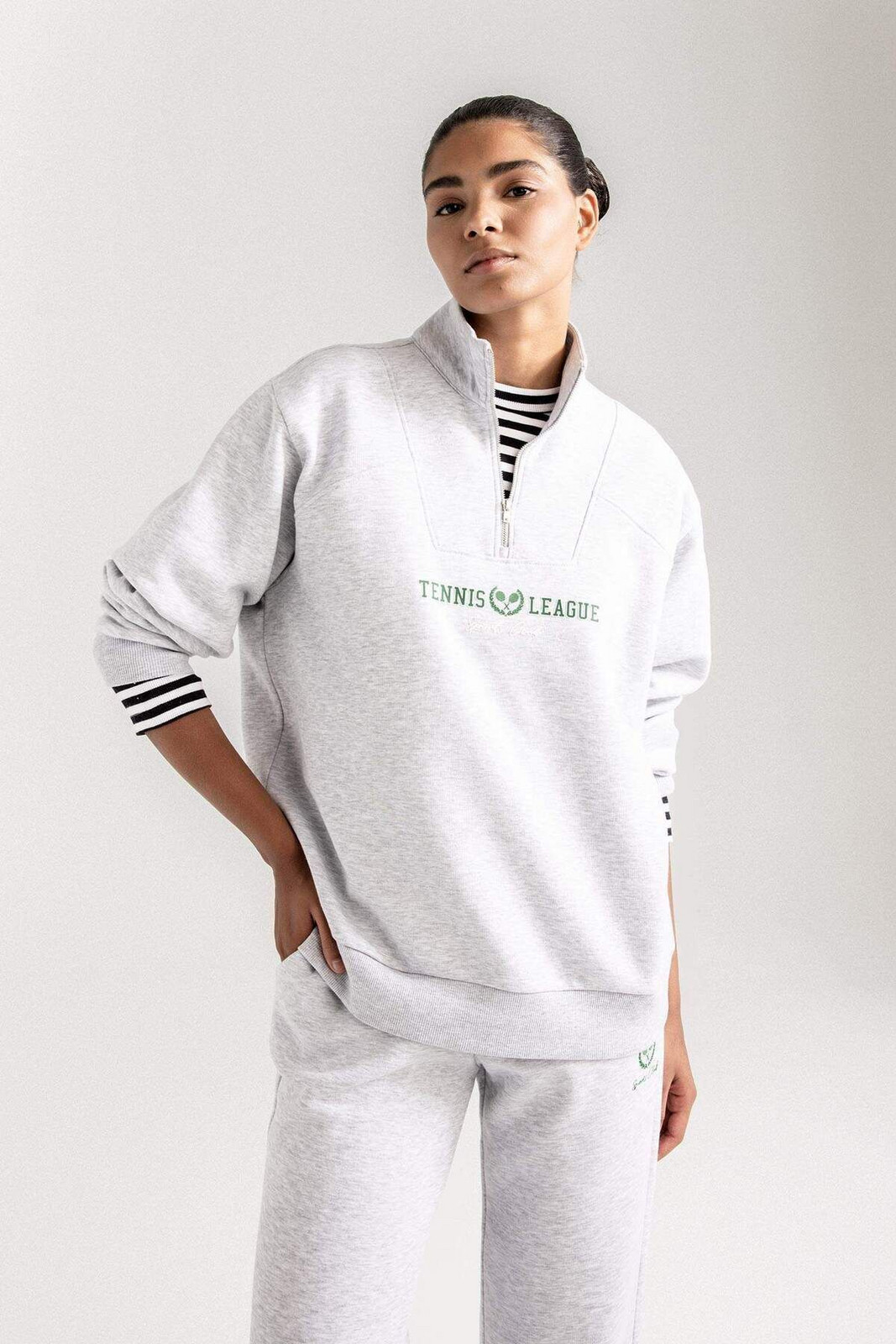 DEFACTO Fit Oversize Fit Stand Collar Sports Printed Athlete Sweatshirt
