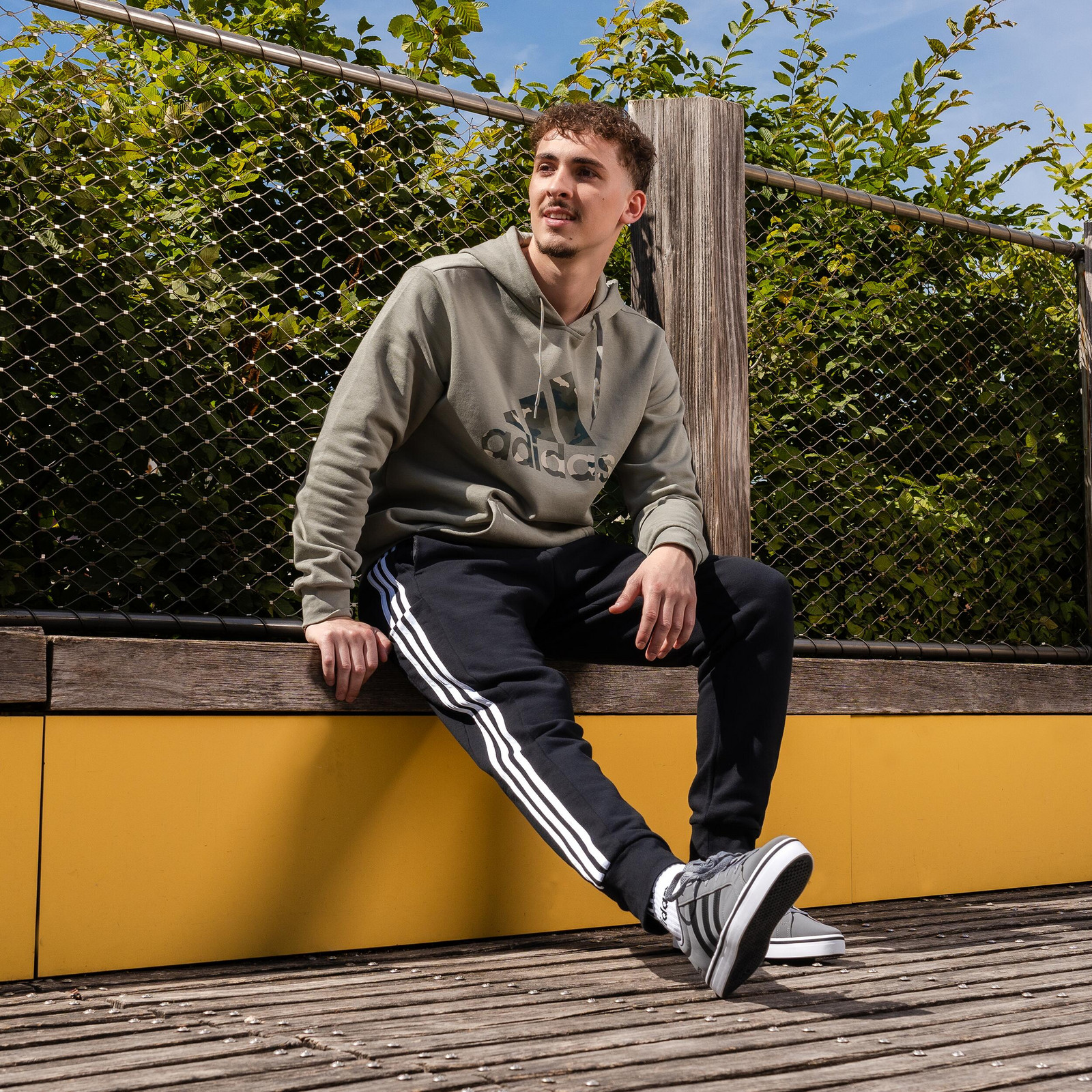 PÁNSKA MIKINA S KAPUCŇOU NA FITNES ADIDAS SIVÁ