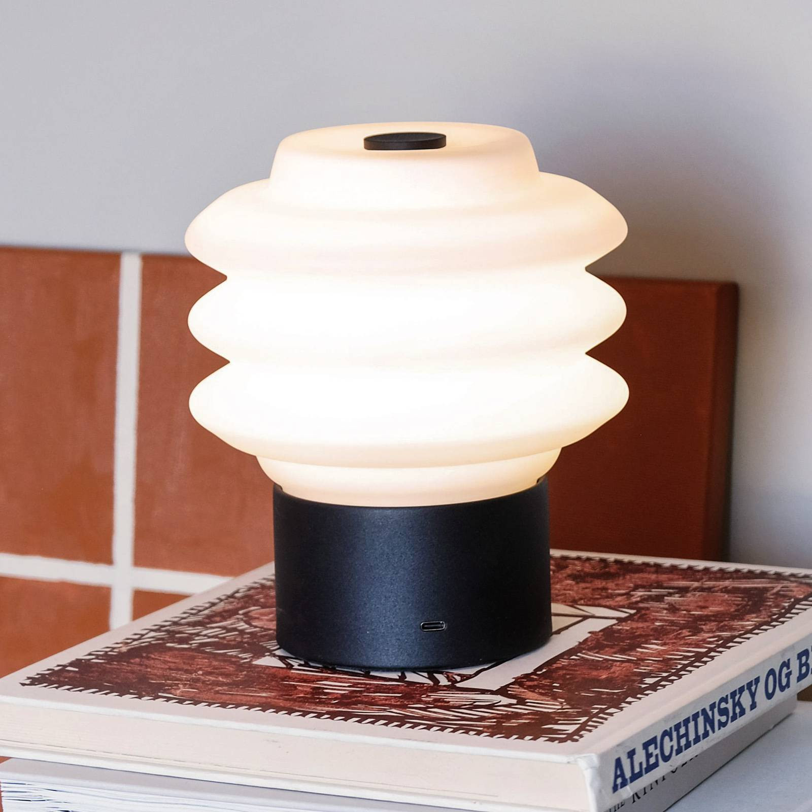 Dyberg Larsen LED dobíjacia stolová lampa Diva, biela/čierna