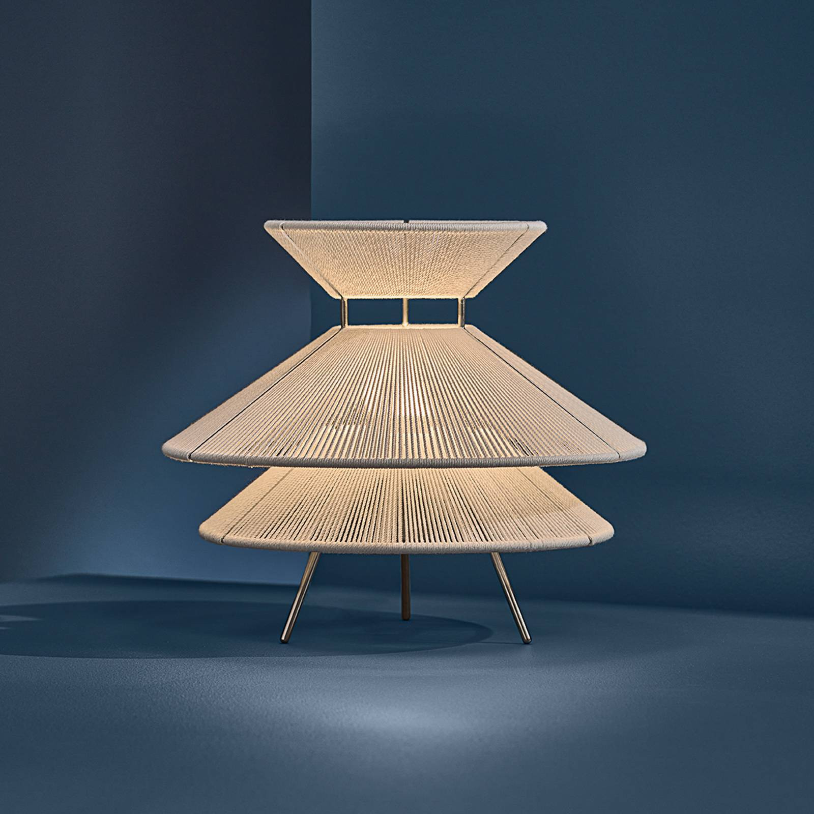 Stolná lampa FRANDSEN Kiku, biela, výška 30 cm, kov/látka