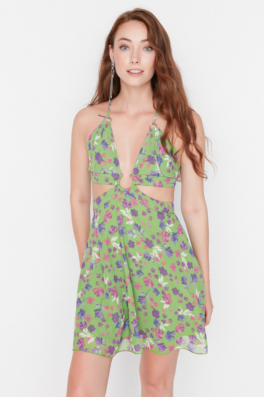 Trendyol Green - viacfarebné šifónové večerné šaty s detailným dekoltom