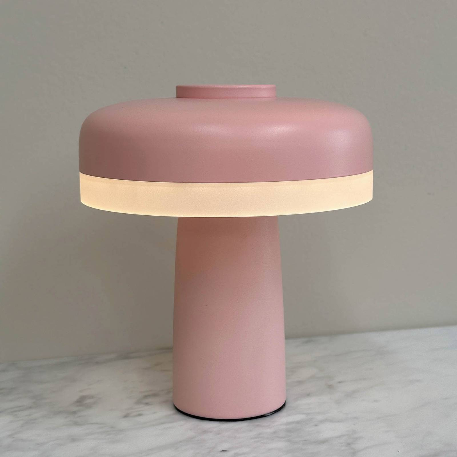 Dyberg Larsen LED dobíjacia stolová lampa Porter, ružová, výška 16 cm