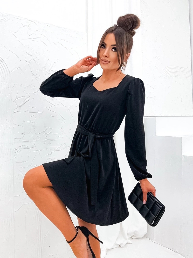 Elegantné čierne šaty s rozšíreným spodným dielom (8249) odstíny černé S (36)