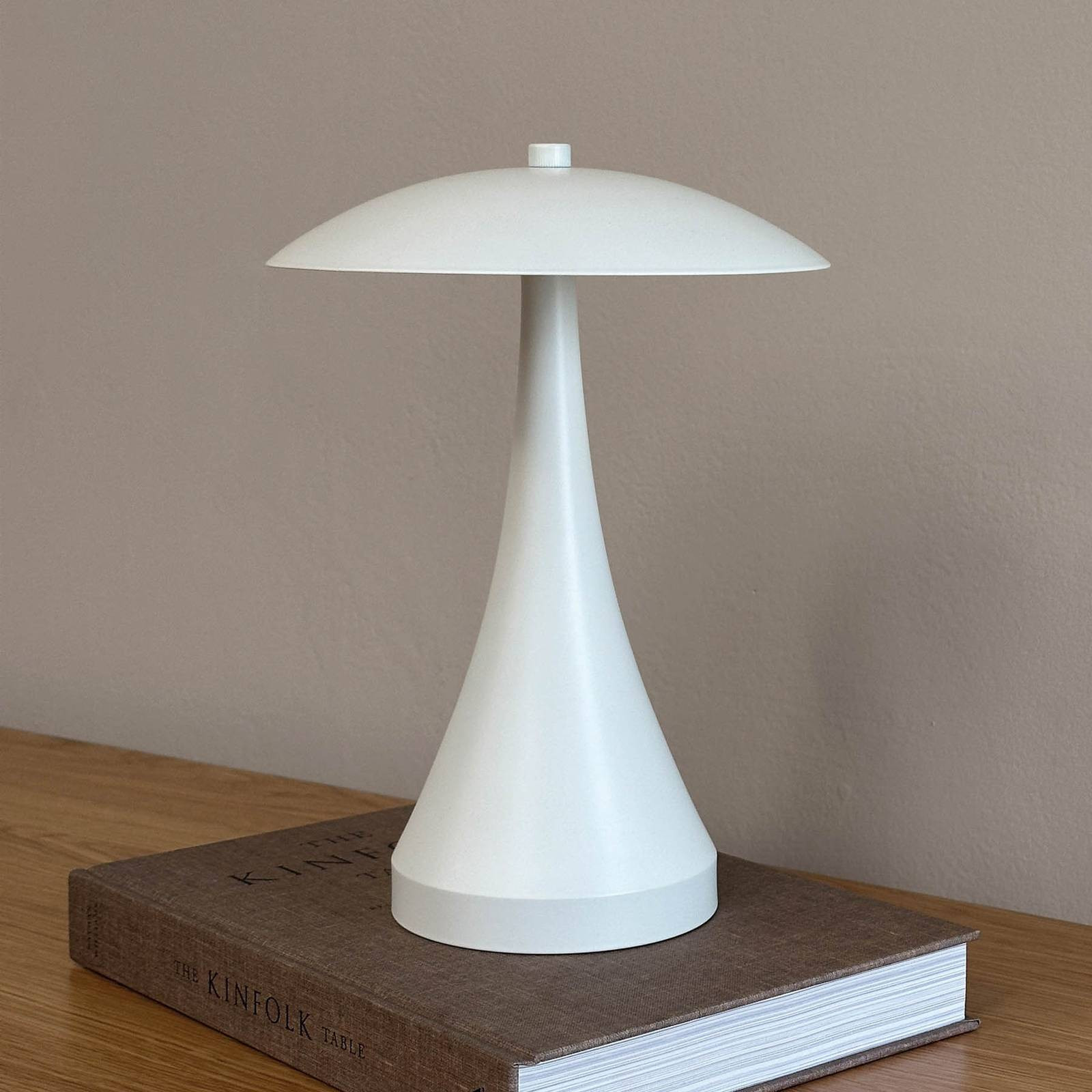 Dyberg Larsen LED dobíjacia stolová lampa Vienna, krémová, výška 28 cm
