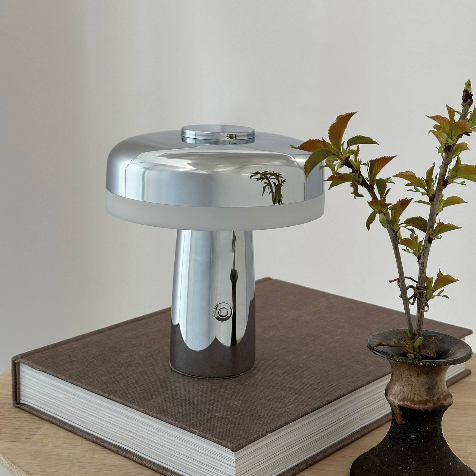 Dyberg Larsen LED dobíjacia stolová lampa Porter, chróm, výška 16 cm