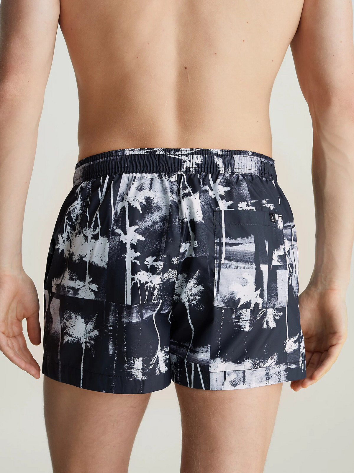 Pánske čierno-biele plavky s palmami KM0KM00968 0GL - Calvin Klein XL