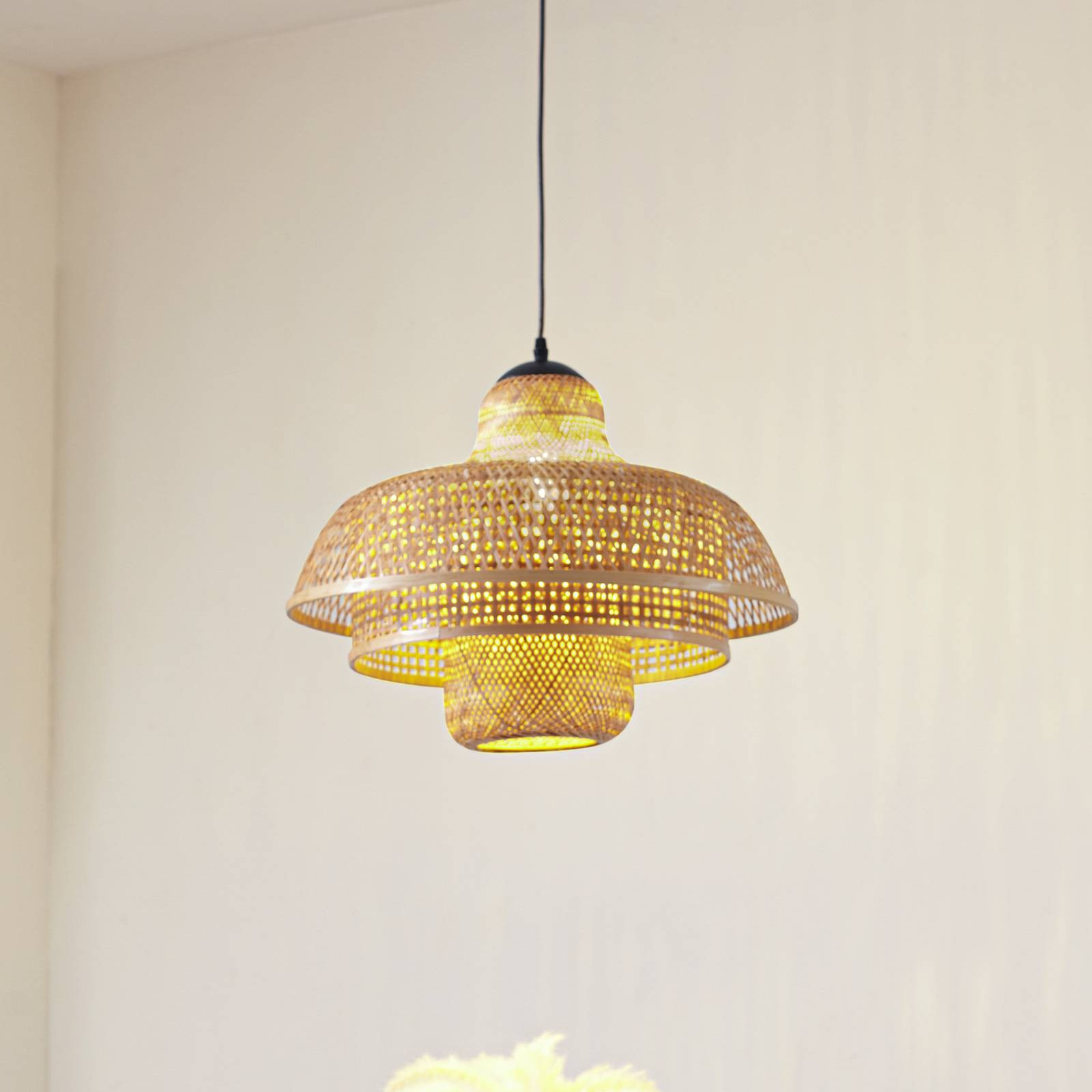 Závesné svietidlo Lucande Rasmina, bambus, Ø 50 cm, 1 svetlo