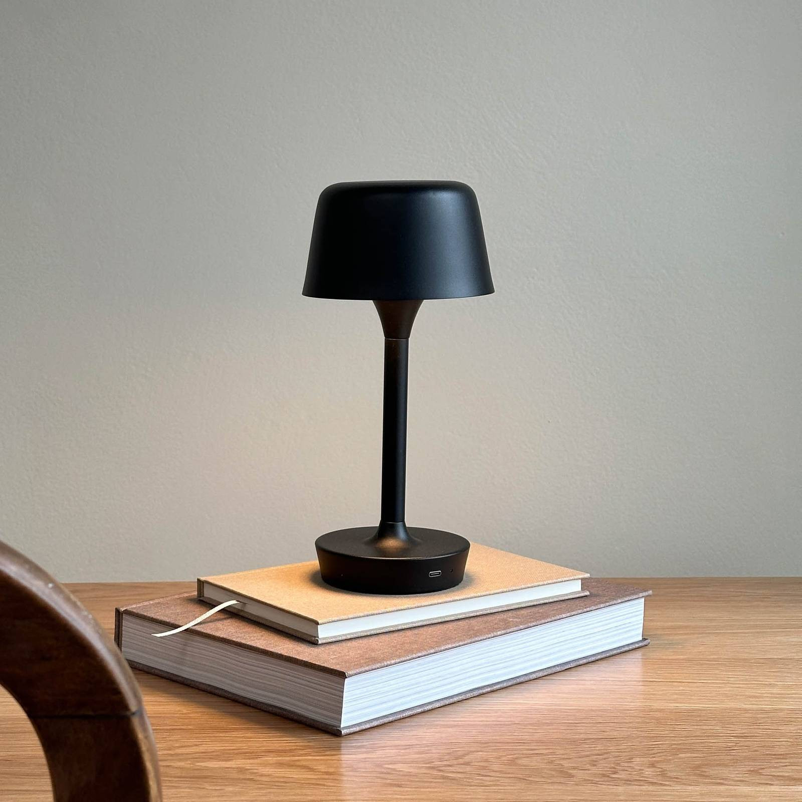 Dyberg Larsen LED dobíjacia stolová lampa Flow, čierna, výška 25 cm
