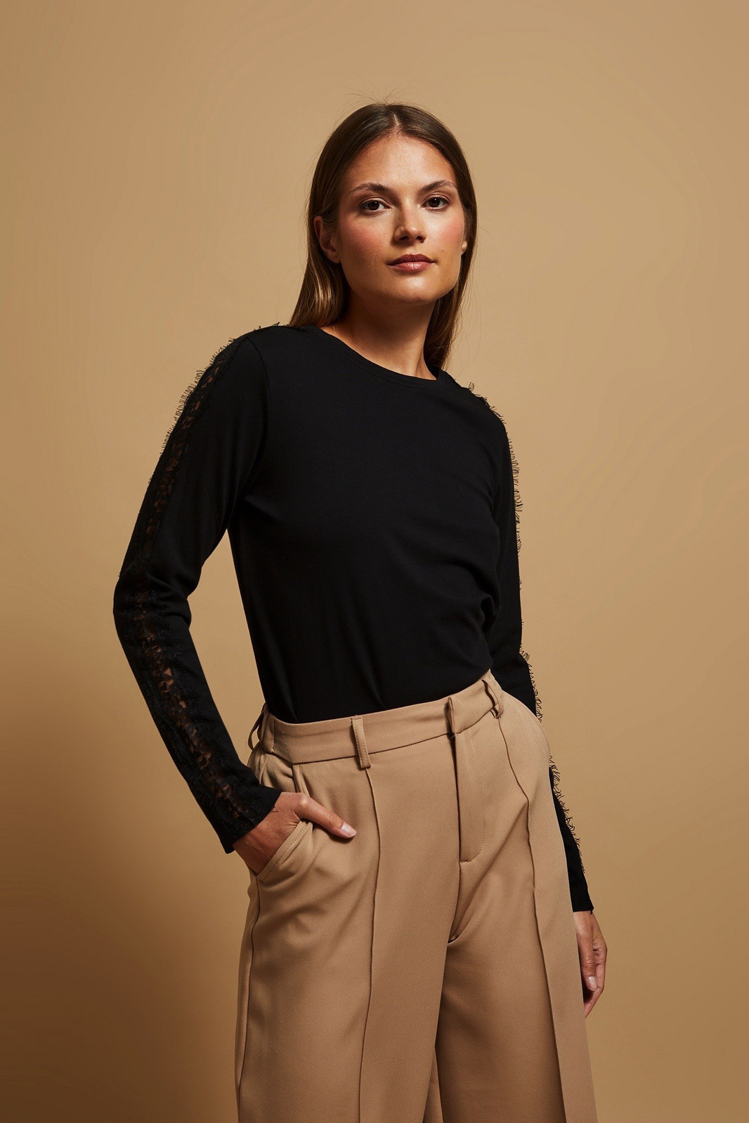 Halenka s krajkou na rukávech XS