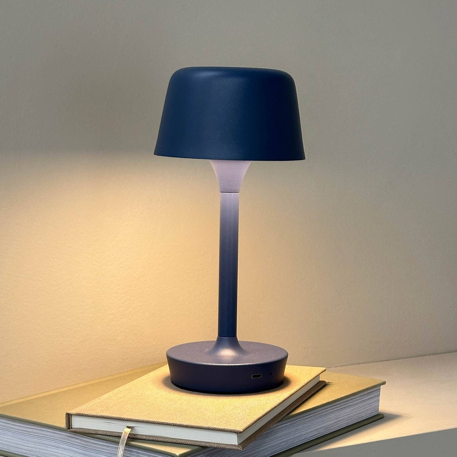 Dyberg Larsen LED dobíjacia stolová lampa Flow, modrá, výška 25 cm