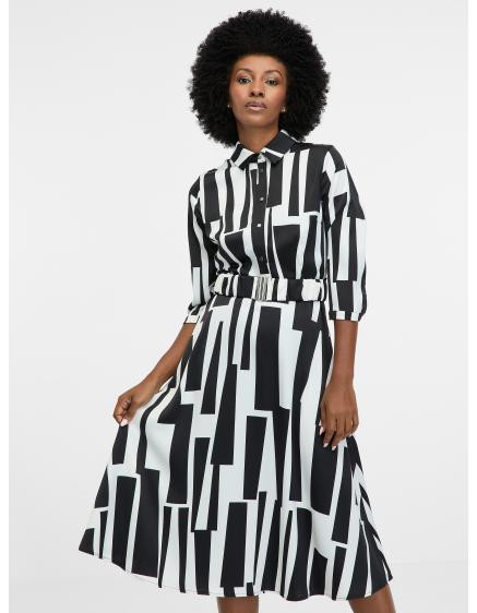 Čierne dámske vzorované šaty po kolená