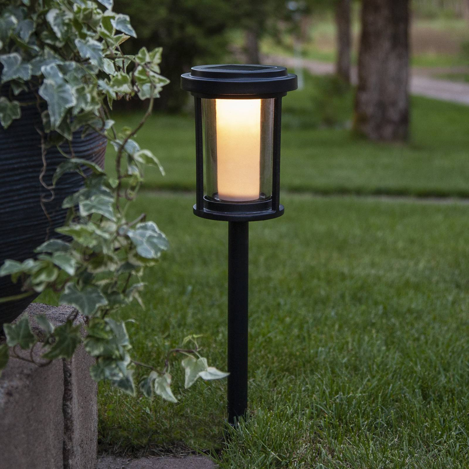 LED solárne zemné svetlo Alippa, čierne, výška 44 cm kov