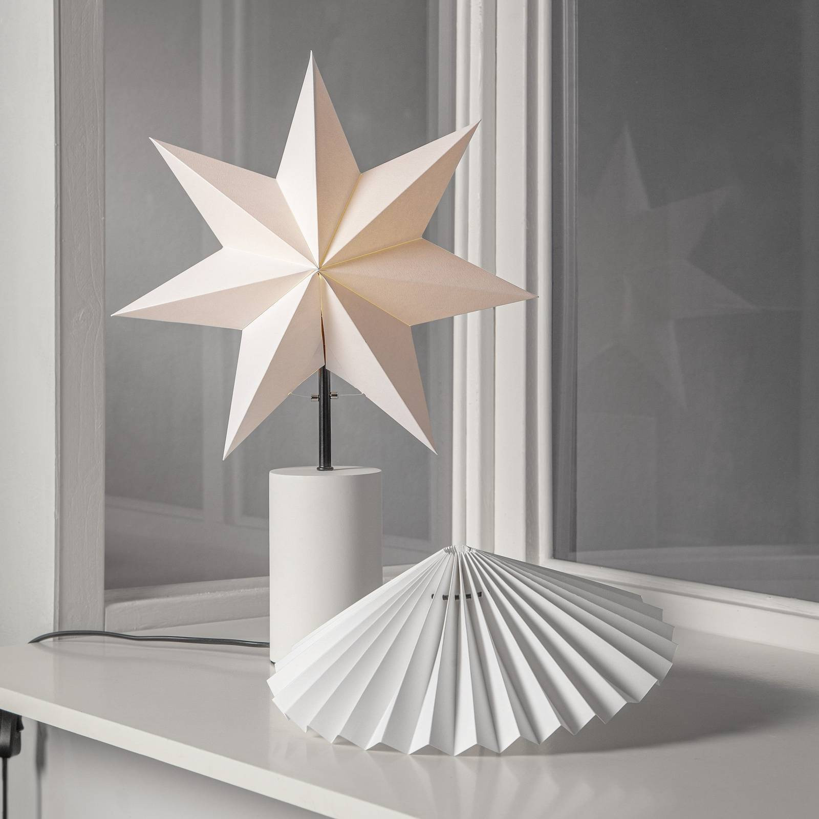 Stolná lampa Stila, biela, papier/drevo, hviezda a tienidlo