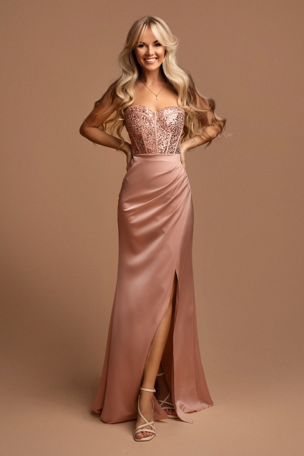 Staroružové priliehavé šaty s flitrovaným korzetom Veľkosť: S