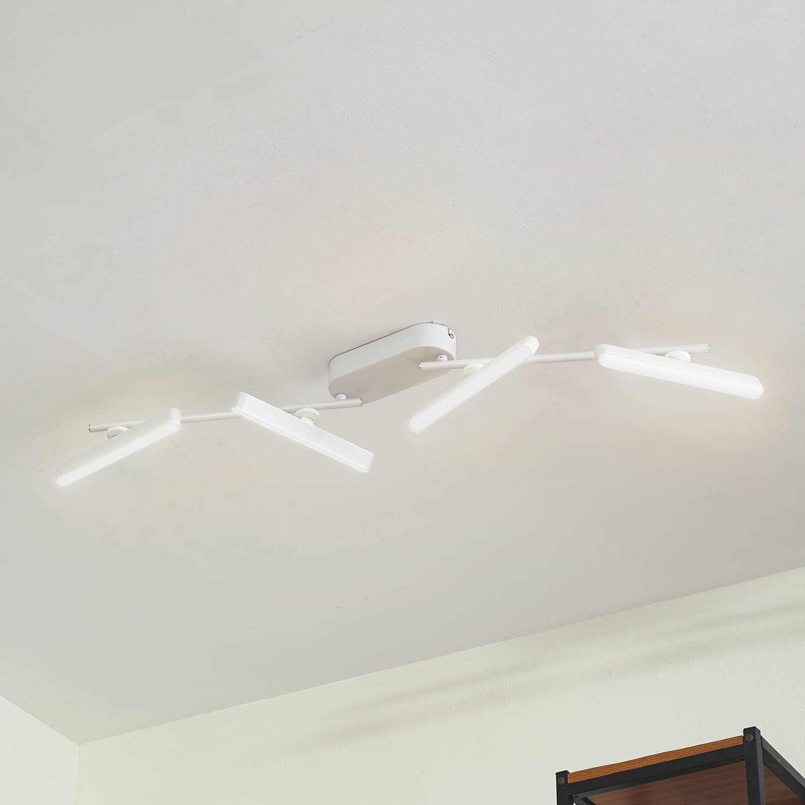 Lindby LED reflektor Eldrin, biely, 34W, 4 svetlá, kov, 111cm
