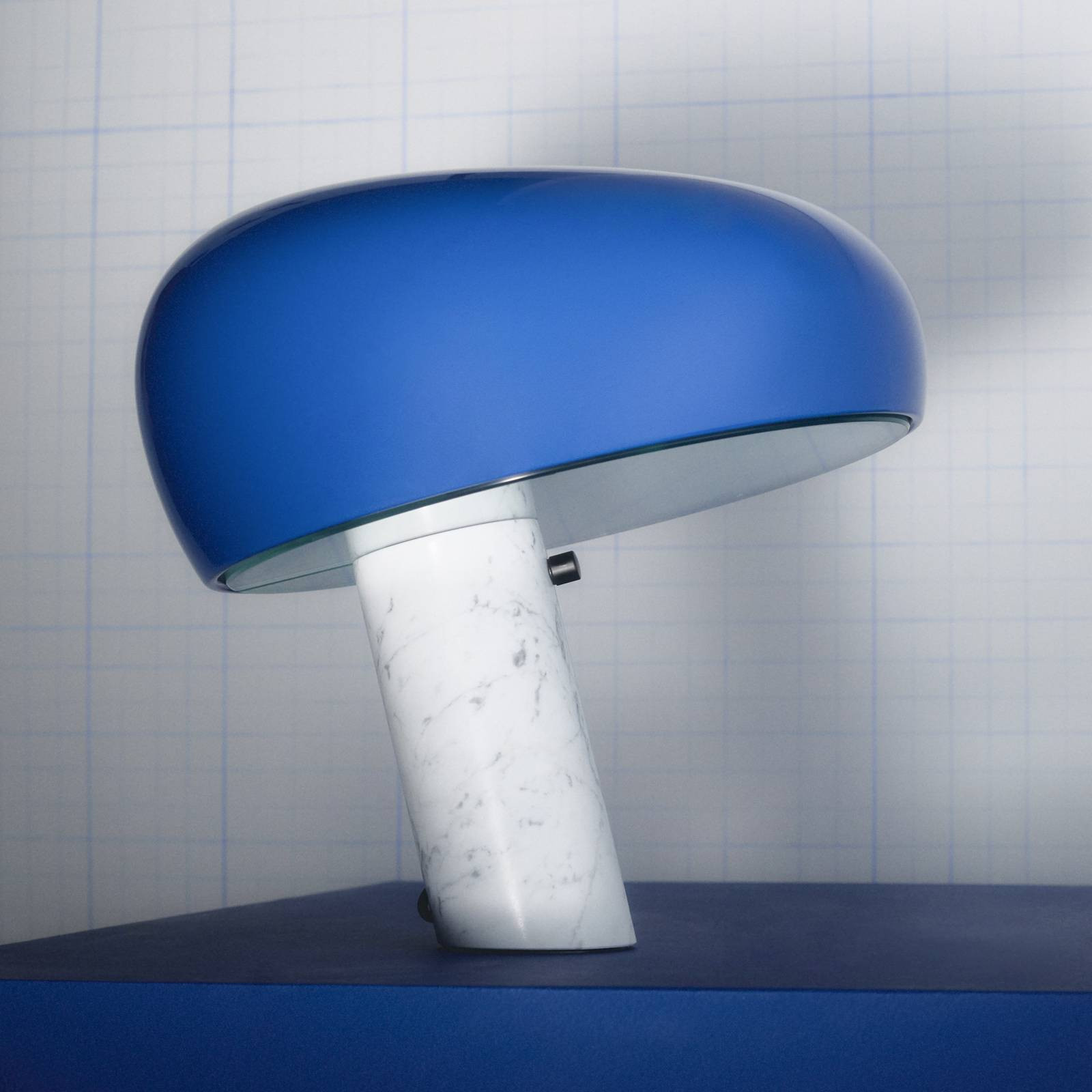 Stolná lampa FLOS Snoopy, námornícka modrá, mramor, kov