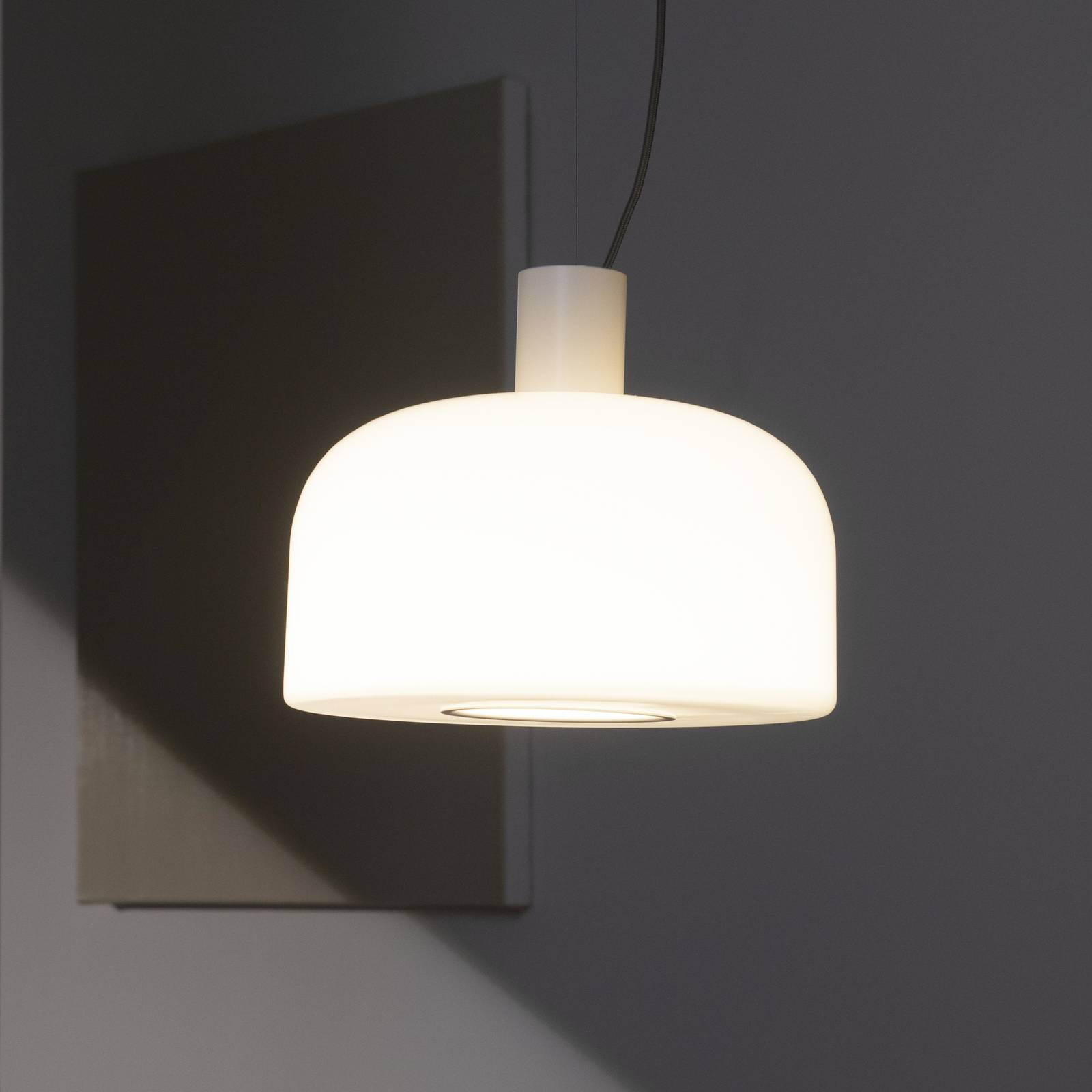 FLOS závesné svietidlo Bellhop Glass S2, biele, Ø 45 cm, sklo, E27