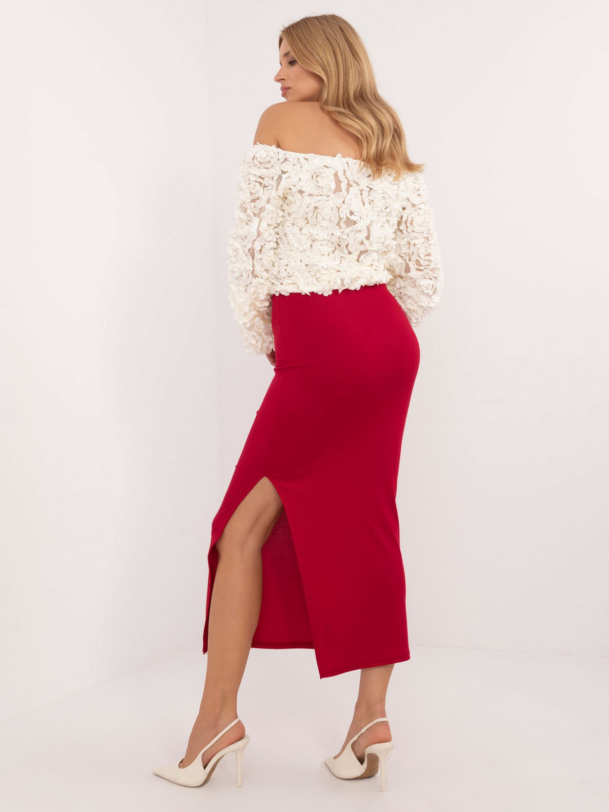 Red ribbed skirt with slit