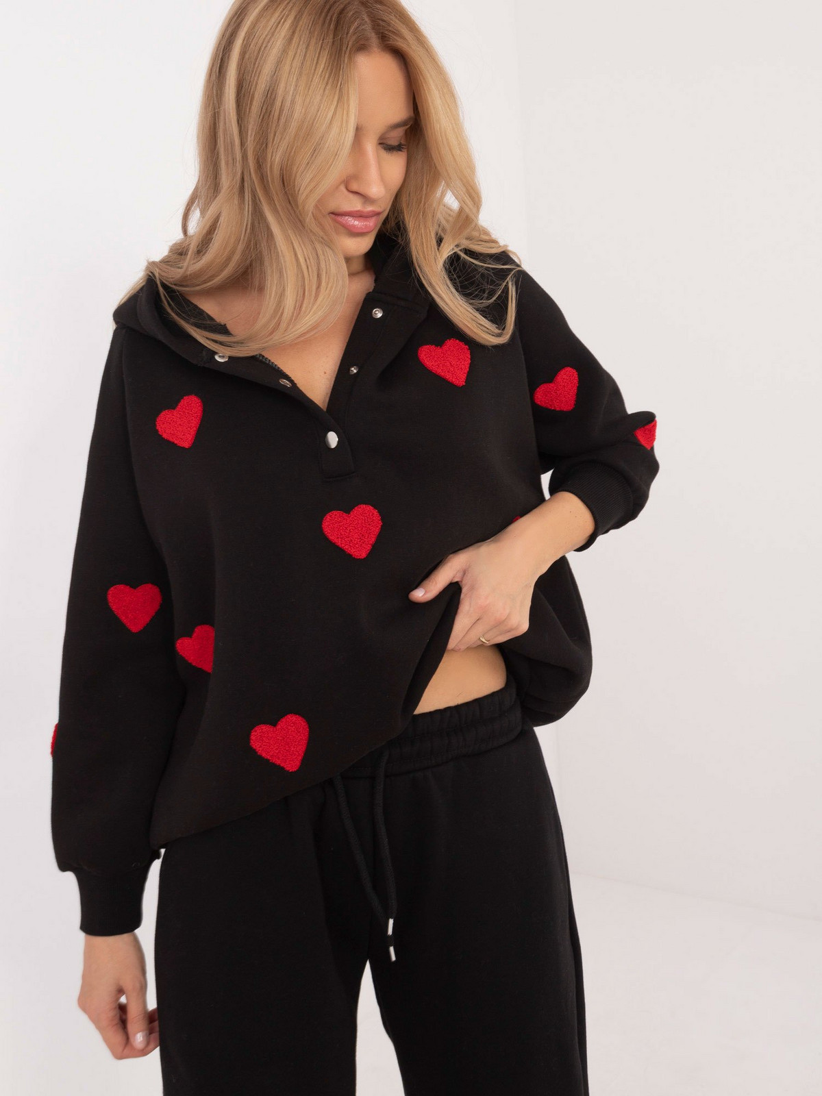 Black insulated tracksuit with a sweatshirt with a heart print