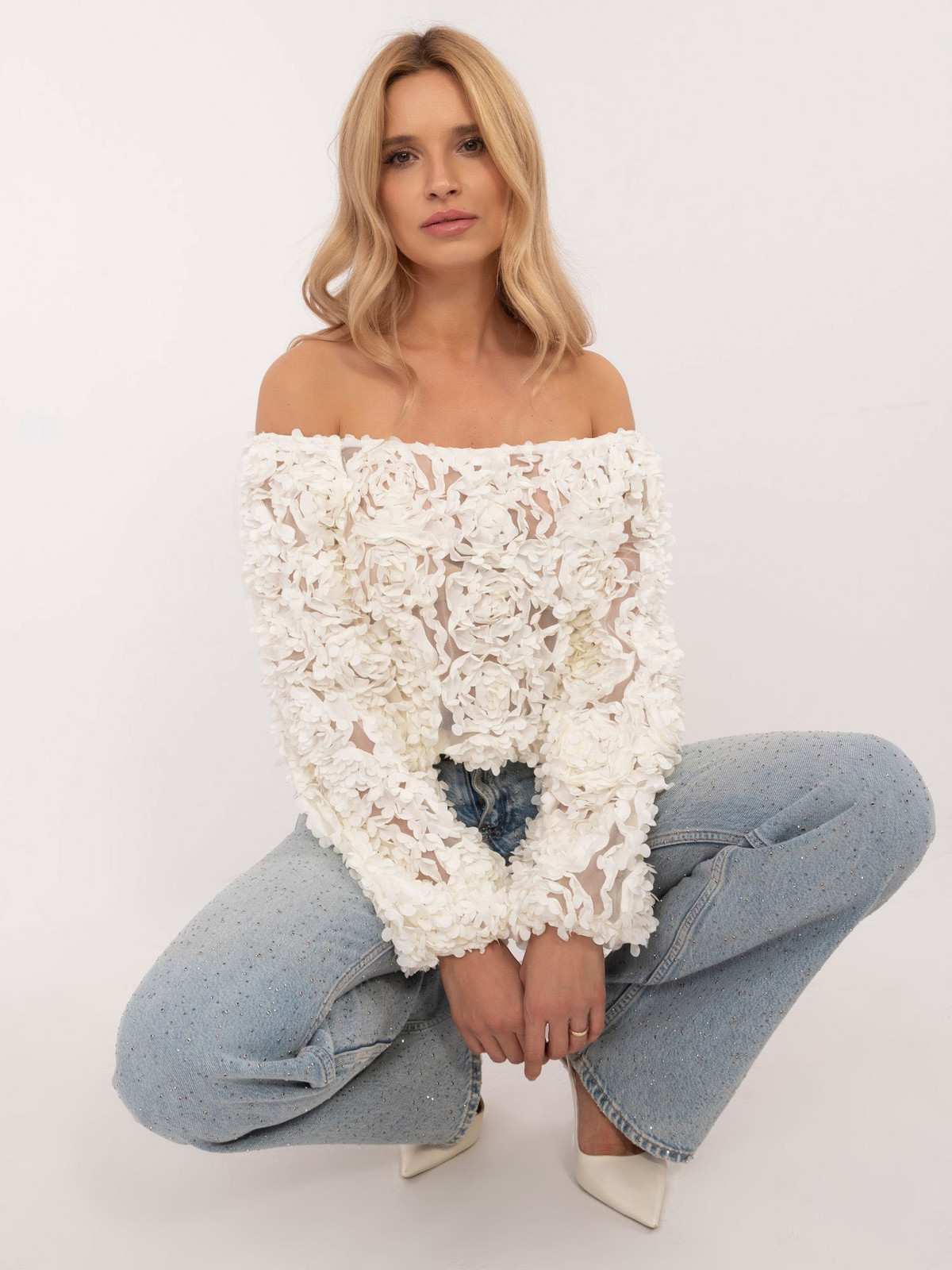 Ecru blouse with 3D application