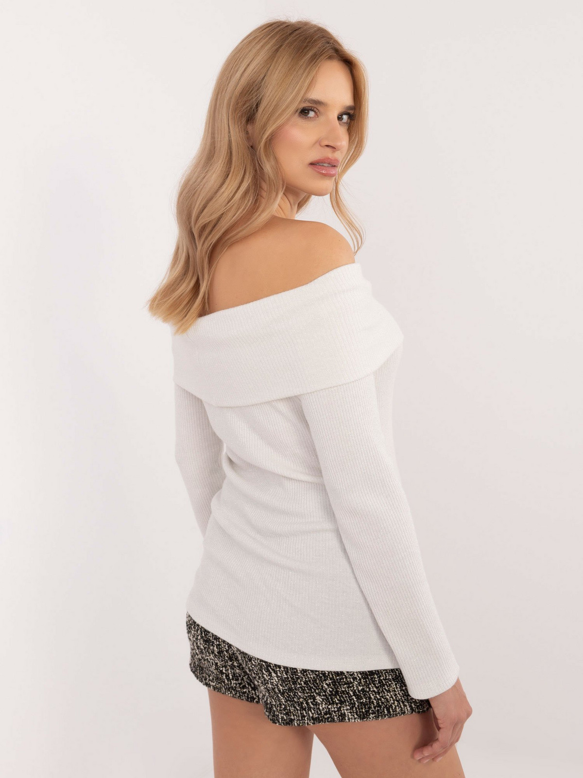 Ecru Tight-fitting sweater