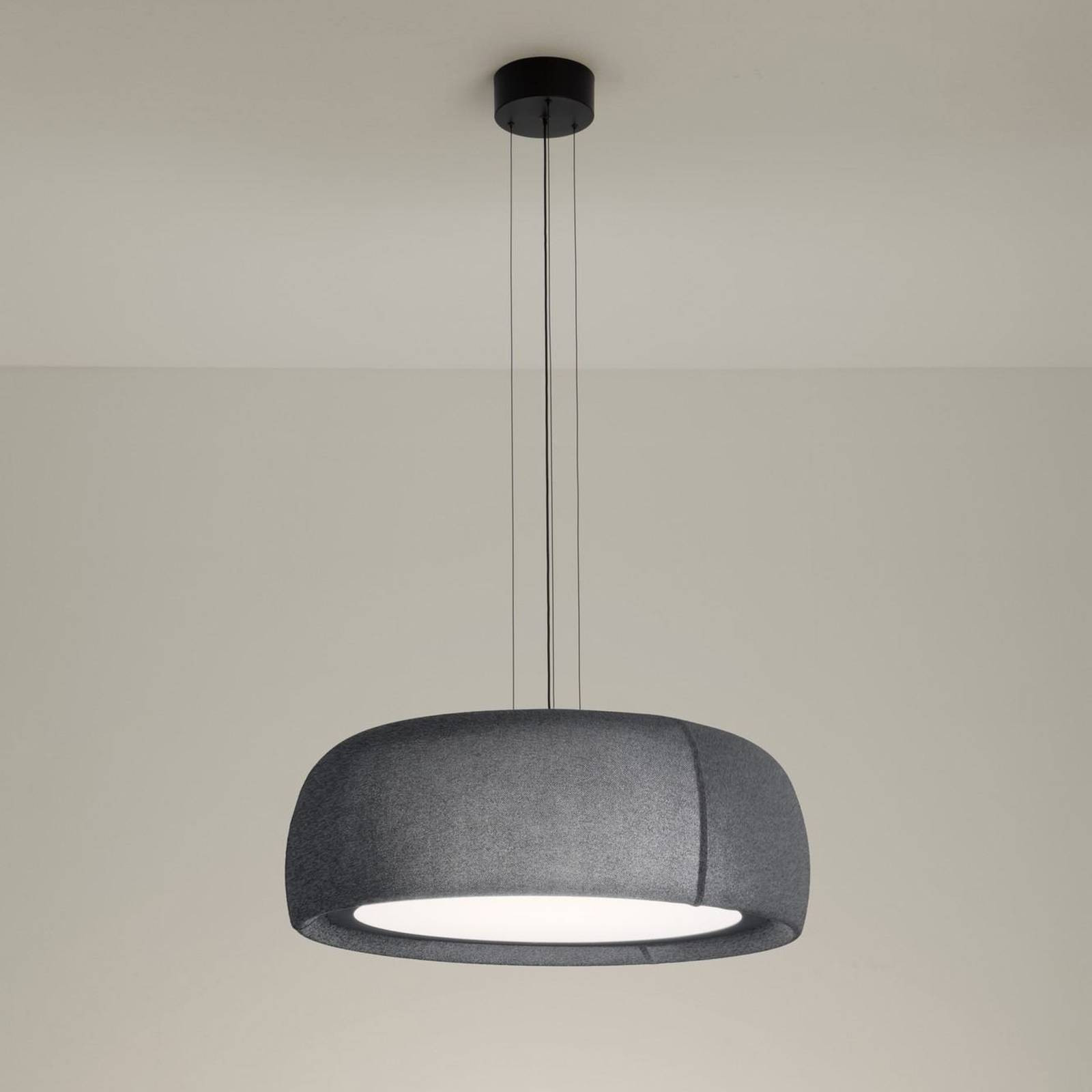 LEDS-C4 LED závesná lampa Gong, sivá, 2 700 K, Ø 61,2 cm, tkanina