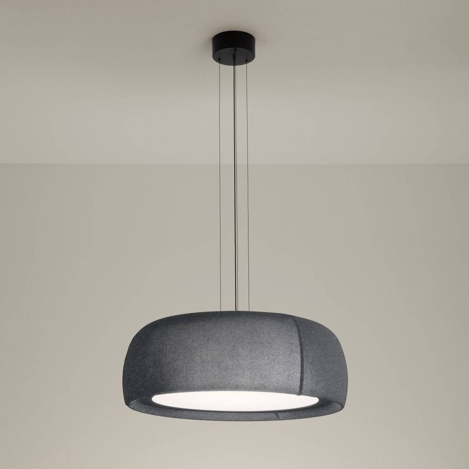 LEDS-C4 LED závesná lampa Gong, sivá, 3 000 K, Ø 61,2 cm, tkanina