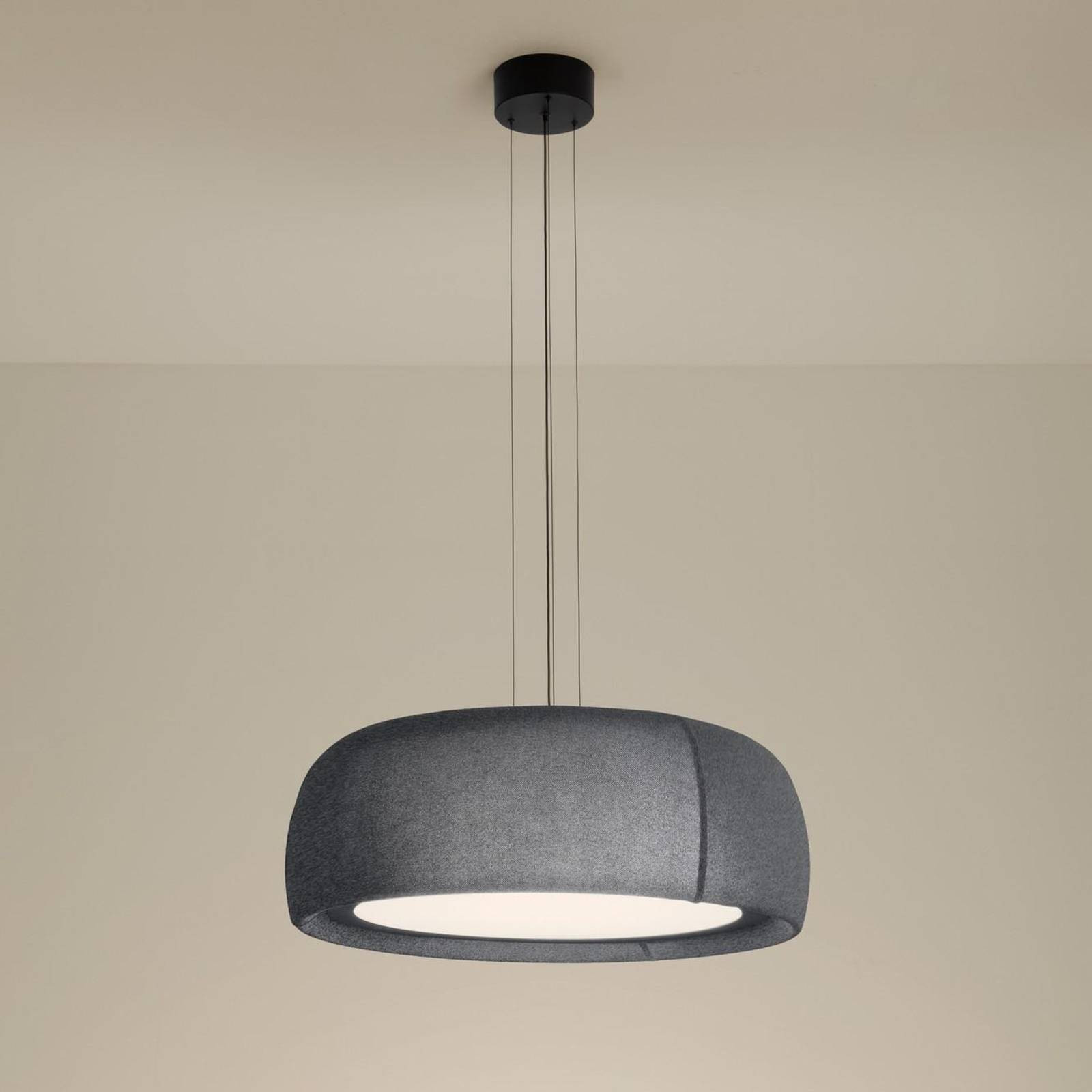 LEDS-C4 LED závesná lampa Gong, sivá, 4 000 K, Ø 61,2 cm, tkanina