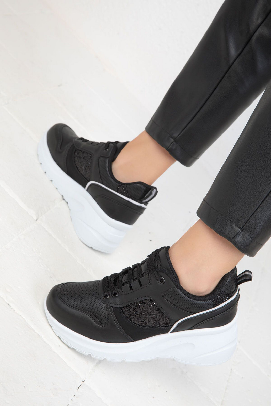 Soho Black Women's Sneakers 19730