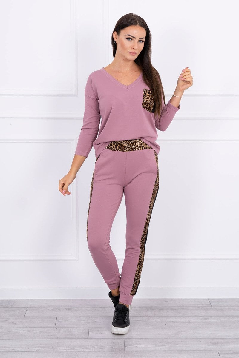 Set with a panther motif, dark pink