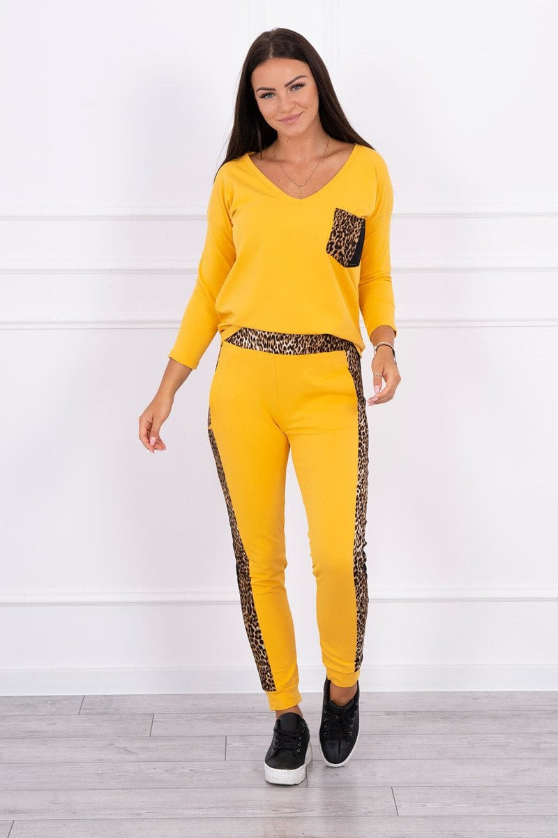 Set with a mustard panther motif